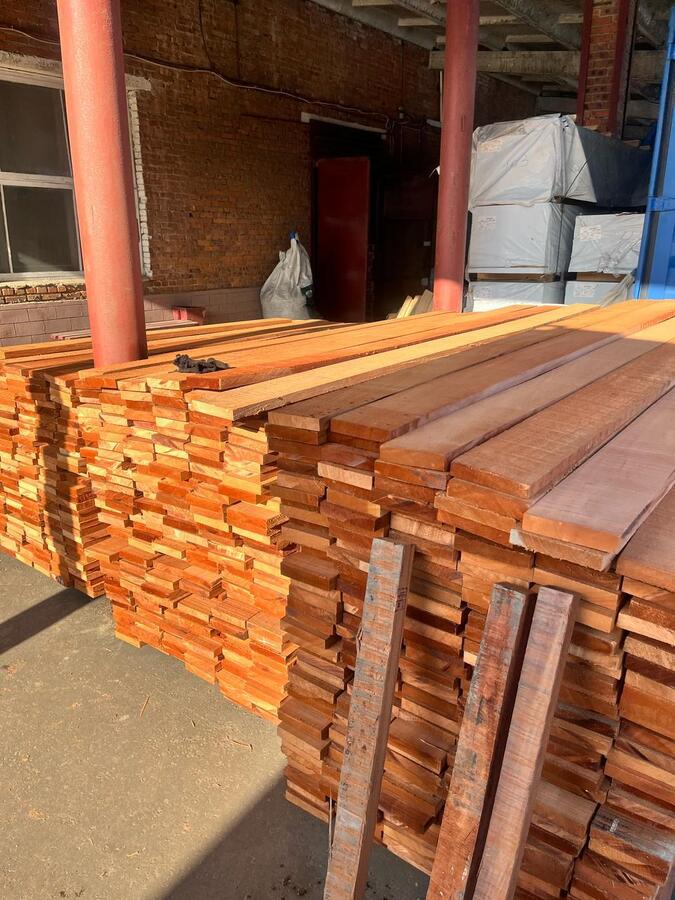 Доска махагон сухая обрезная 26x130-550 мм., длина от 1,5 до 3,3 м.