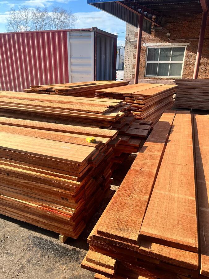 Доска махагон сухая обрезная 26x130-550 мм., длина от 1,5 до 3,3 м.